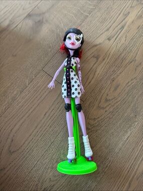 Monster High Doll Operetta Skultimate Roller Maze Mattel 2011 + My Wardrobe